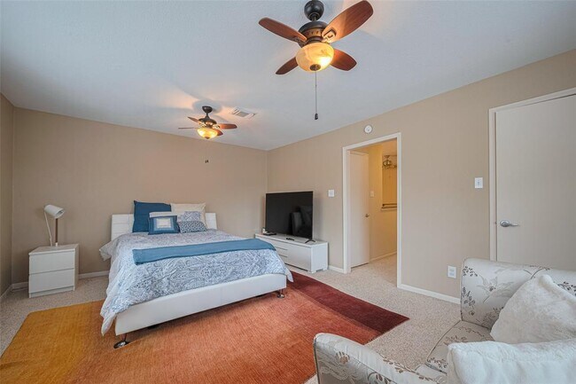 Building Photo - 12231 Carriage Hill Dr