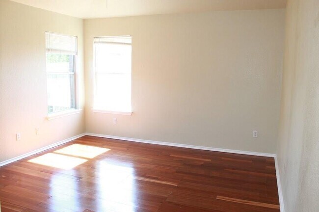 Building Photo - 1009 Clayton Dr