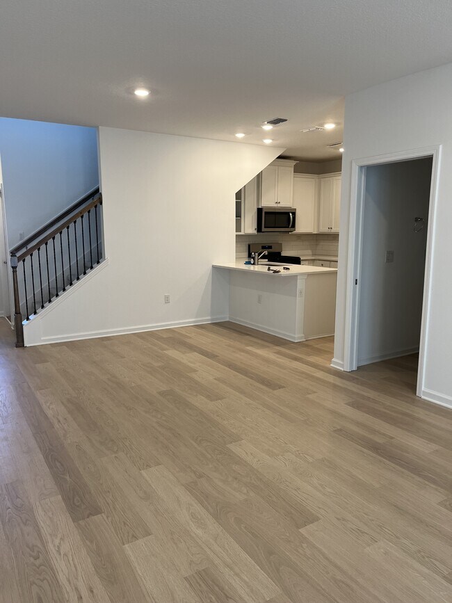 Building Photo - 207 Silver Myrtle Ct
