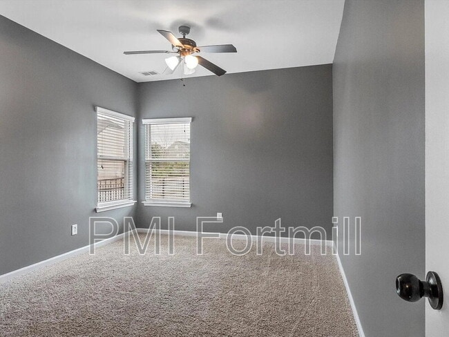 Building Photo - 5045 Fenwick Ct