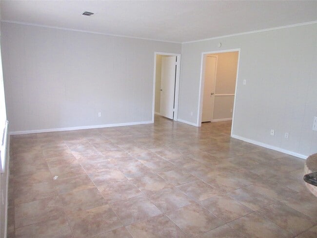 Building Photo - 3022 Kenross St