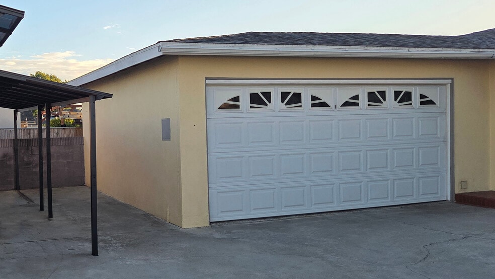 Detached Garage - includes 1 parking spot and storage shelves - 16825 S Berendo Ave