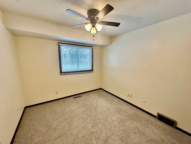 Building Photo - Elegant Townhome Living in a Prime Eagan Location!!