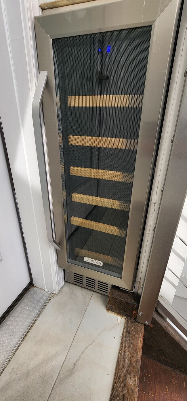 Wine cooler - 721 12th St NE