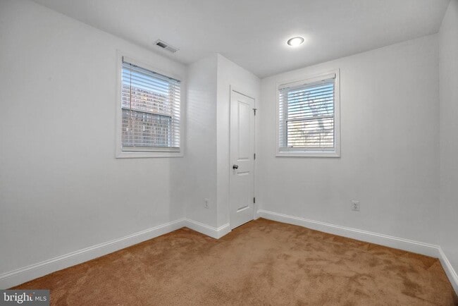 Building Photo - 458 Oakwood St SE