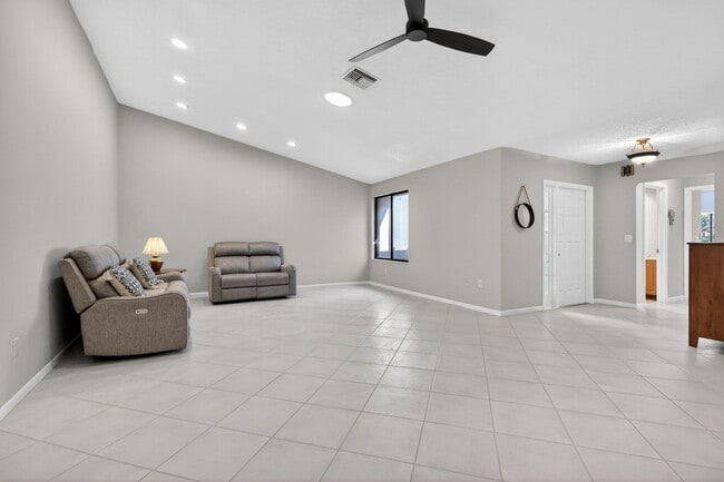 Building Photo - 870 NW 32nd Ave