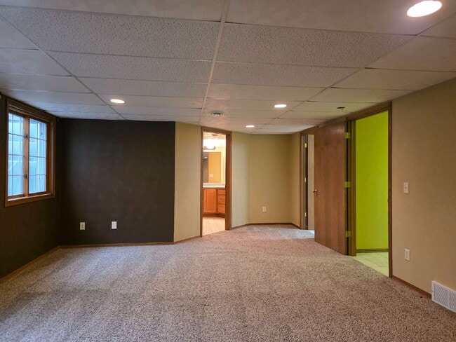 Building Photo - Multi generational Home New London