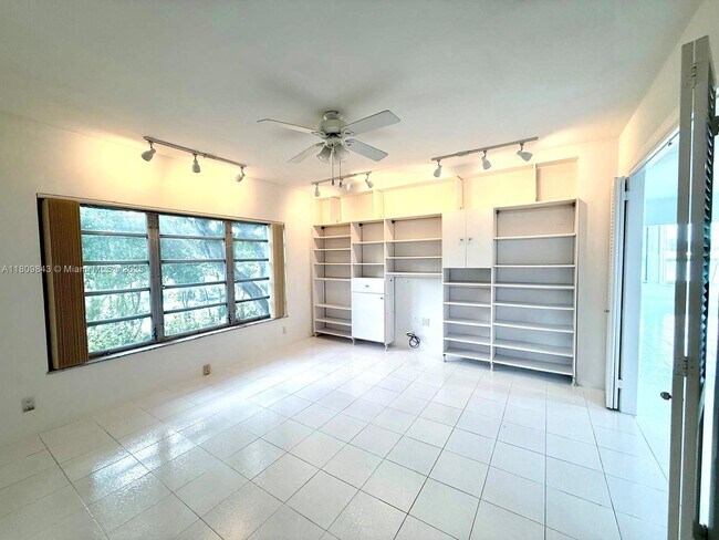Building Photo - 9200 W Bay Harbor Dr