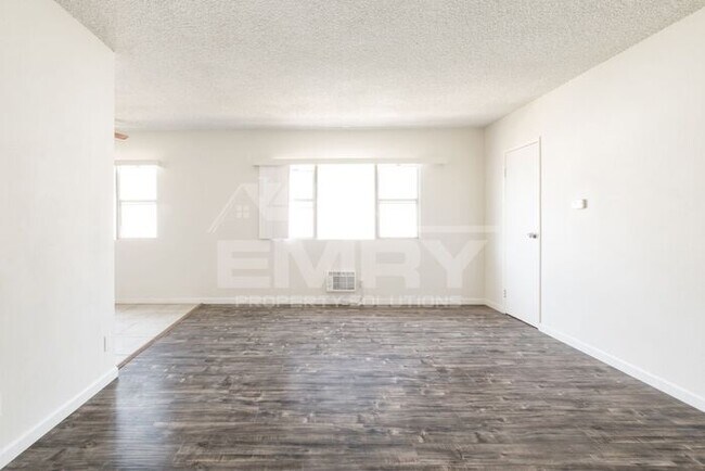 Building Photo - 2 bed 1 bath unit in Inglewood 90302