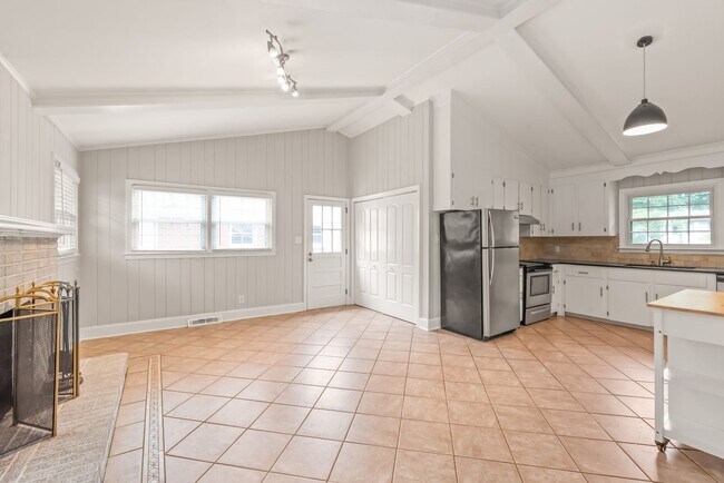 Building Photo - 3 Bedroom Home in South Charlotte