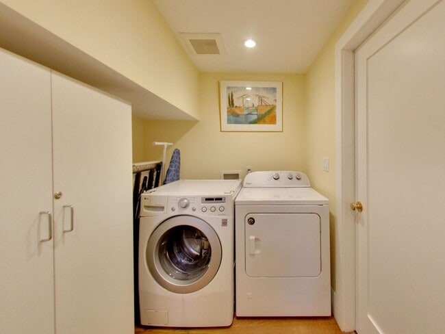 Building Photo - Luxury 5 Bed, 3.5 Bath Home in the Mission! Check out Virtual Tour!