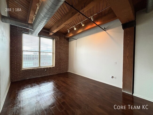 Building Photo - 2 Bedroom Loft in River Market! Great Clos...