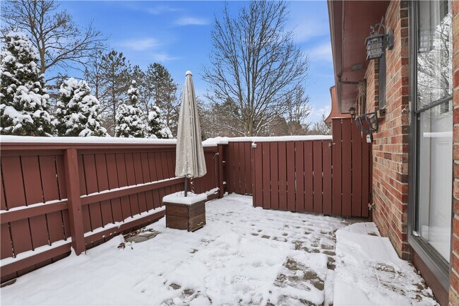 Building Photo - 456 Surrey Hill Way