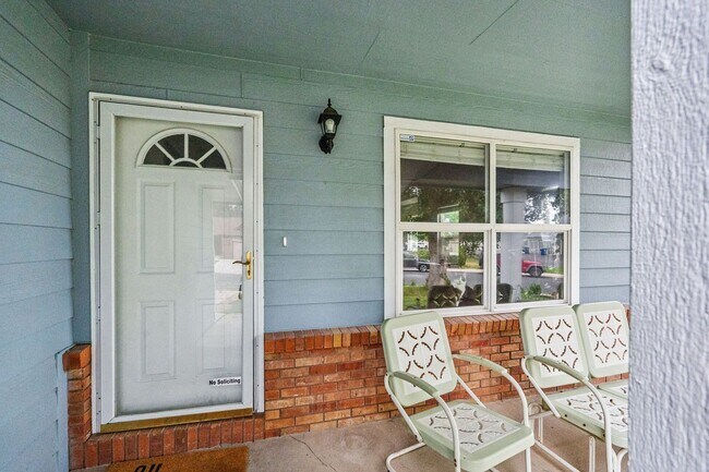 Building Photo - Stylish living in this modern 3 bed 2 bath...