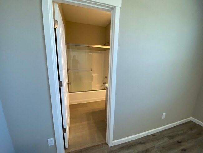 Building Photo - 556