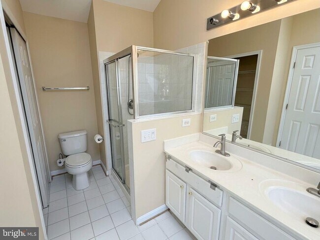 Building Photo - 5820 Shady Oak Ln