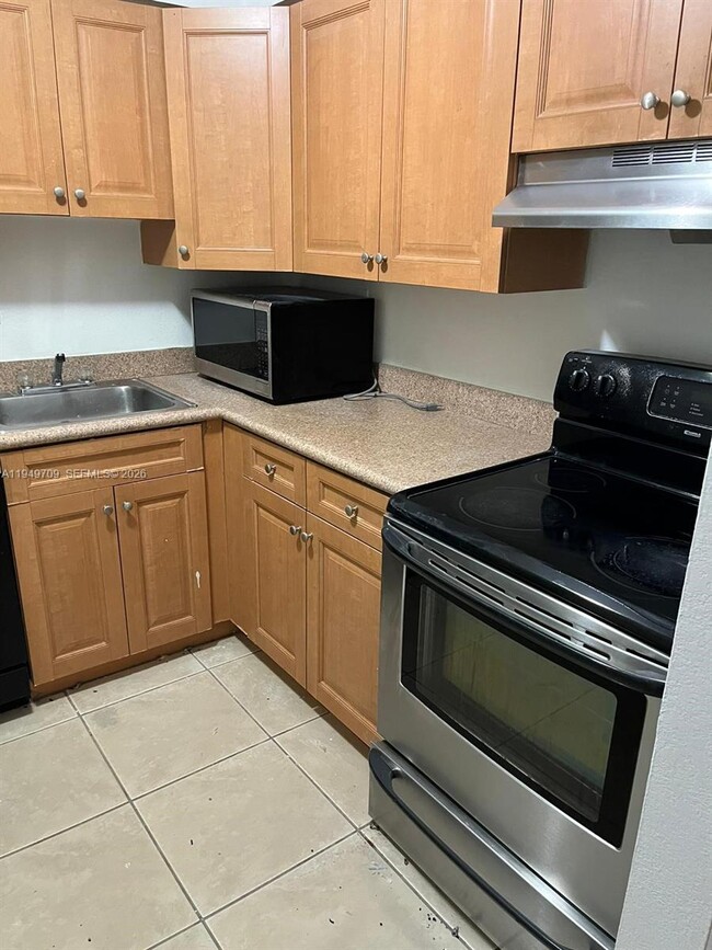 Building Photo - 5221 Geneva Ct