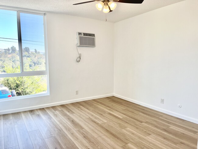 Bedroom. - 1356 Douglas St