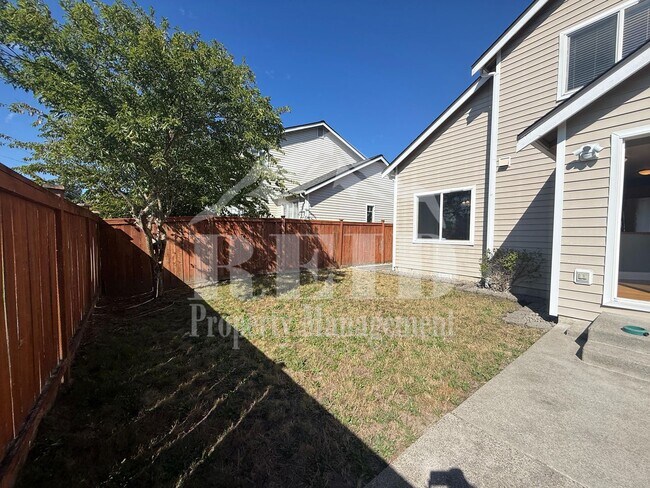 Building Photo - 6037 Sycamore Ln NE