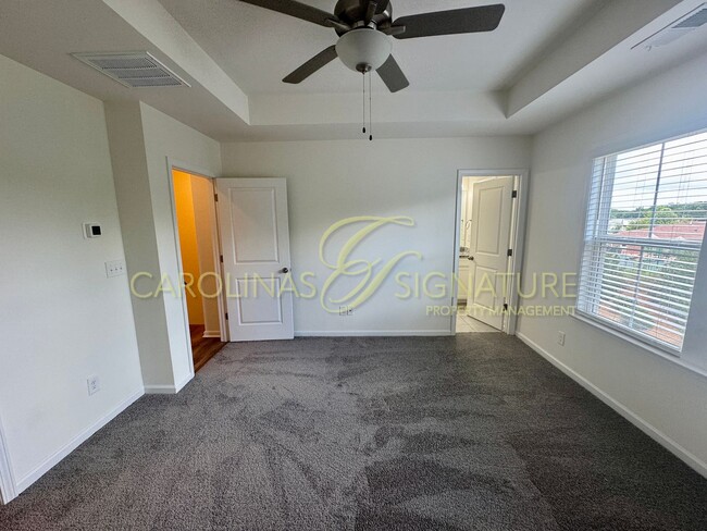 Building Photo - Fantastic 3BR/2.5BA Townhome located in Th...