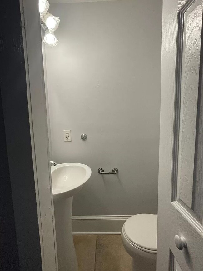 Building Photo - 643 E Henry St