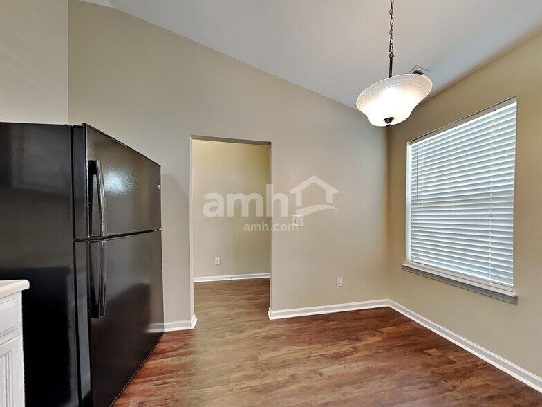 Building Photo - 224 N Fuquay Springs Ave