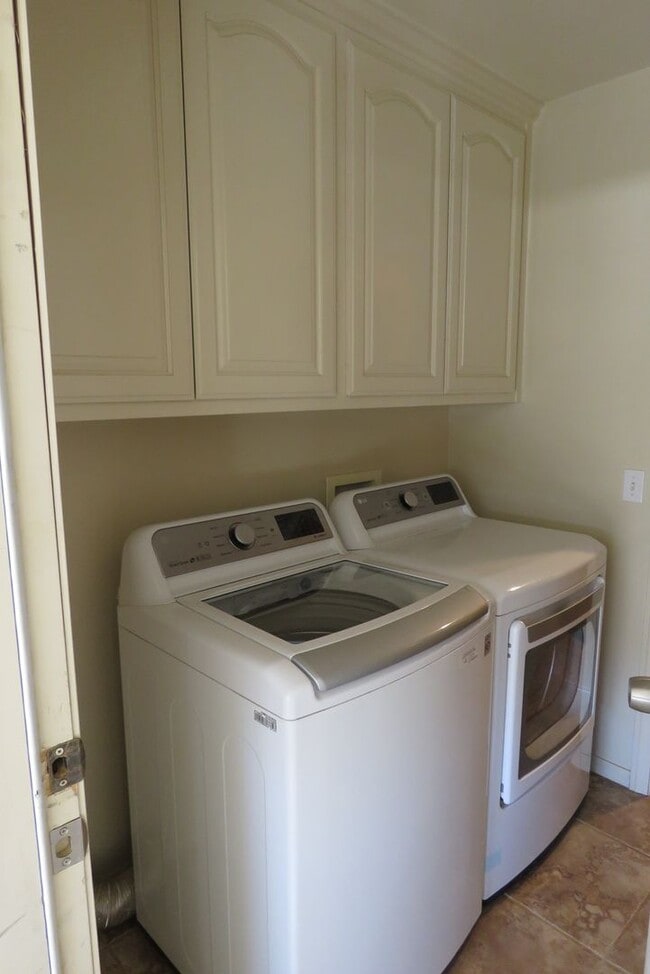 Building Photo - Beautiful 3/2 home in Friendly Hills!