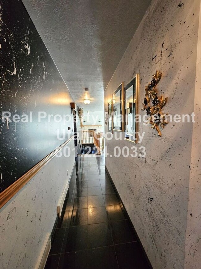 Building Photo - 675 Park Dr