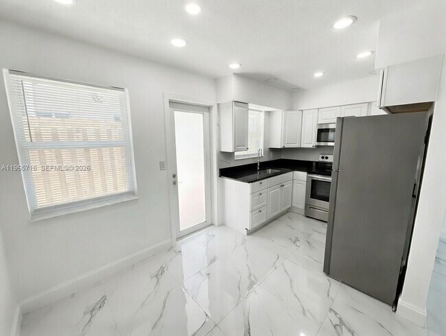 Building Photo - 2308 NW 3rd Ave