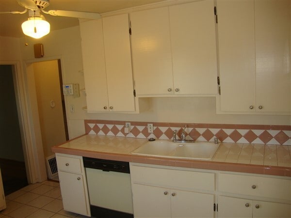 Building Photo - Refined Single-Family Residence in Desirable Bixby North