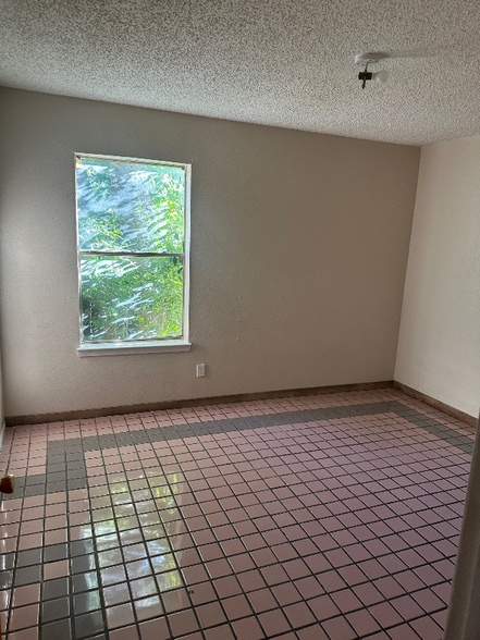 Building Photo - 3813 Windsor Ave