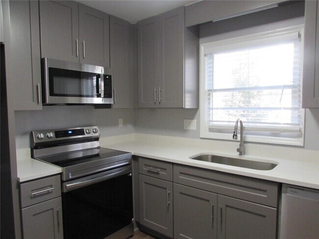 Building Photo - 1716 Twin Brooks Dr SE