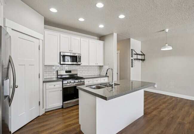 Building Photo - Your Next Home Awaits!