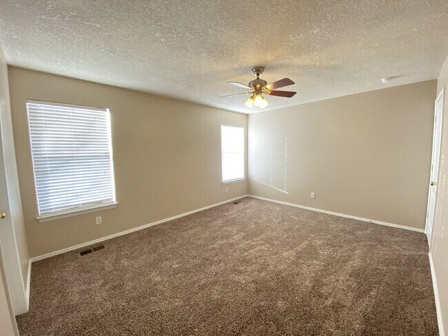 Building Photo - 2 Story - Master on Main Floor - Loft Upst...