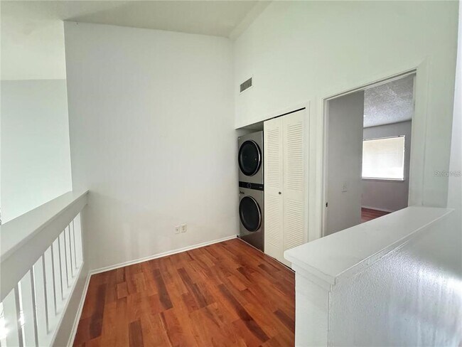 Building Photo - 497 Club Dr