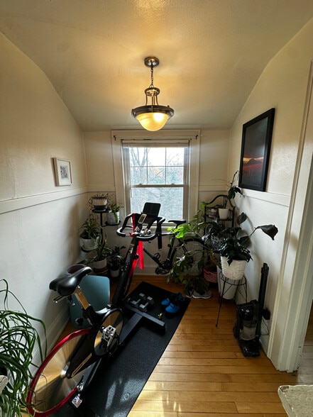 Building Photo - 1700 E Chateau Pl