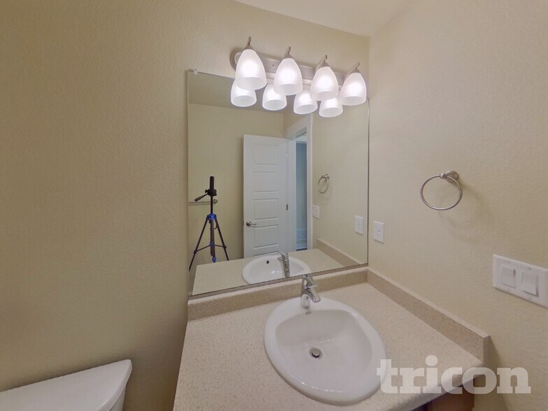 Building Photo - 2482 Ellingwood Dr