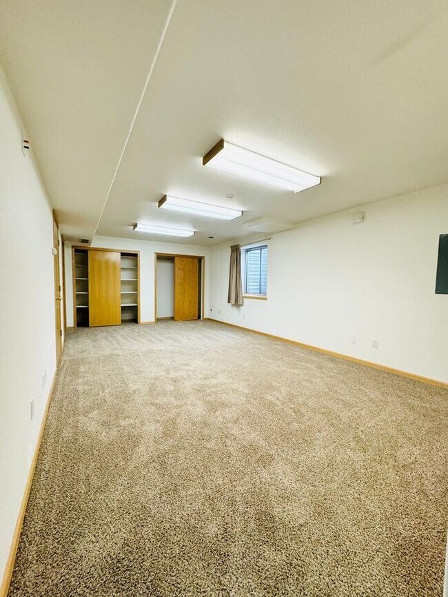 Building Photo - Gorgeous 5 Bedroom 3.5 Bath House with 3 c...