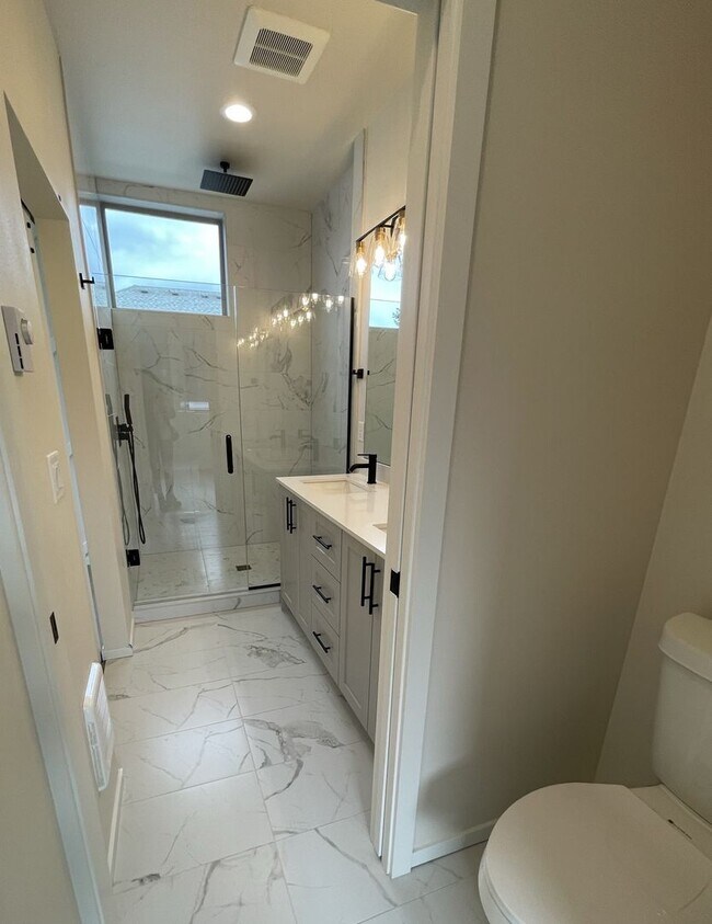 Building Photo - 2Bd/1.75Ba Seattle Townhouse