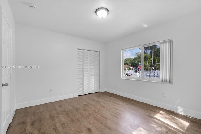 Building Photo - 5549 NE Miami Ct