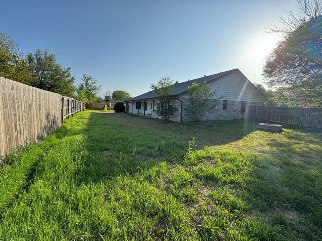 Building Photo - 807 Bass Cir