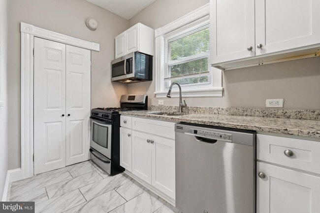 Building Photo - 2810 Montebello Terrace