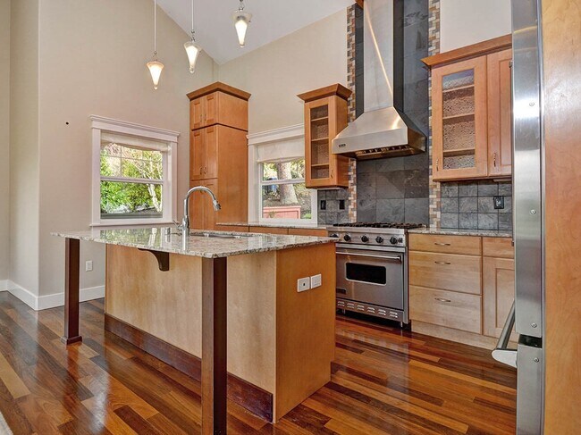 Building Photo - Amazing Kirkland Craftsman