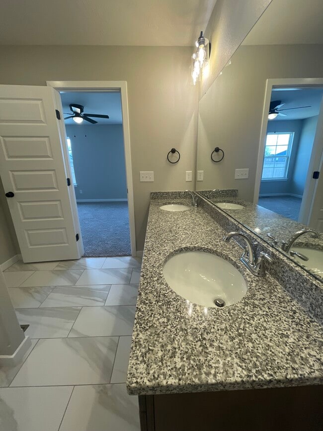 Building Photo - 671 N Jozlynn Ave