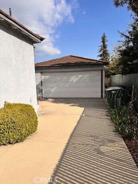 Building Photo - 1054 Mayflower Ave