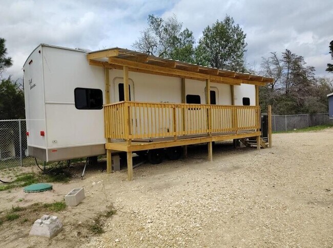 Building Photo - 806 Yaupon Dr