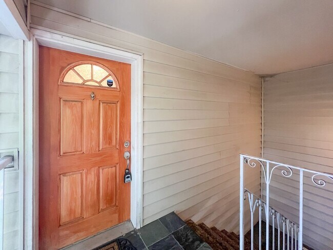 Building Photo - 2Bd/1.75Ba Seattle Condo