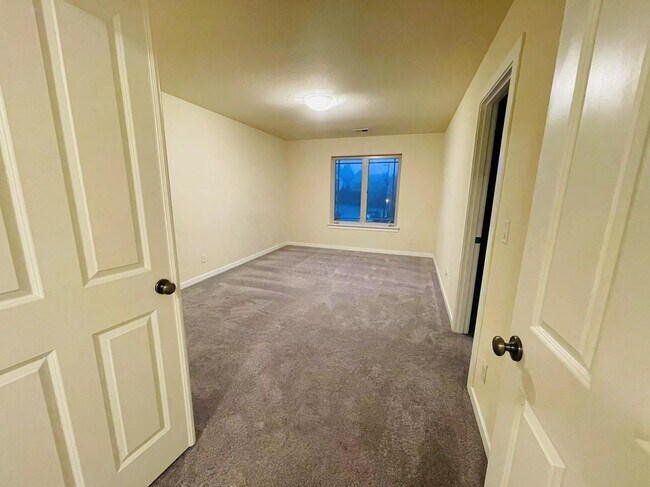 Building Photo - 2551 NW Byrne Terrace