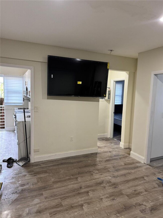 Building Photo - 4730 Pine Tree Dr
