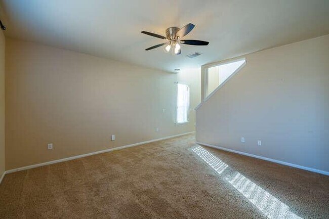 Building Photo - 402 Zenith Rd